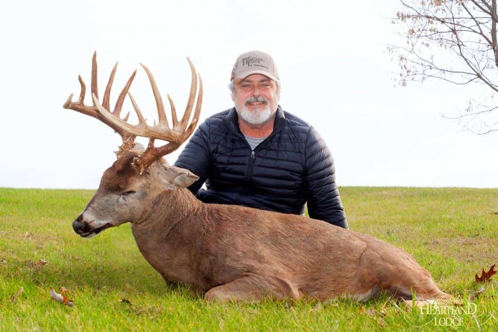 whitetail deer hunting lodge outfitter pike county illinois deer