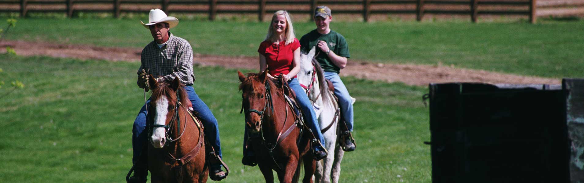 couple-horse-riding