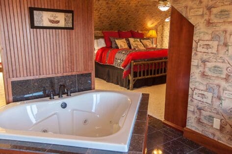 Romantic Honeymoon Suite with hot tub in Illinois