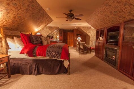 Sunset View Lodge - All About The View Suite with fireplace and hot tub